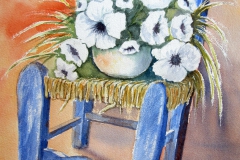 Blauer Binsenstuhl mit Blumen